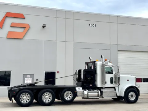 More photos of 2015 PETERBILT 389 at Forge Truck Centers - Texas, TX