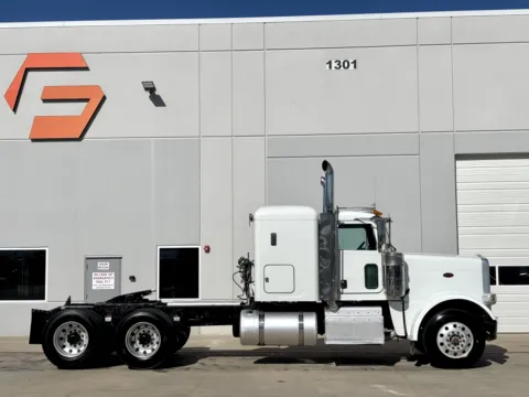 Another view of 2015 PETERBILT 389 for sale in Hutchins, TX at Forge Truck Centers - Texas