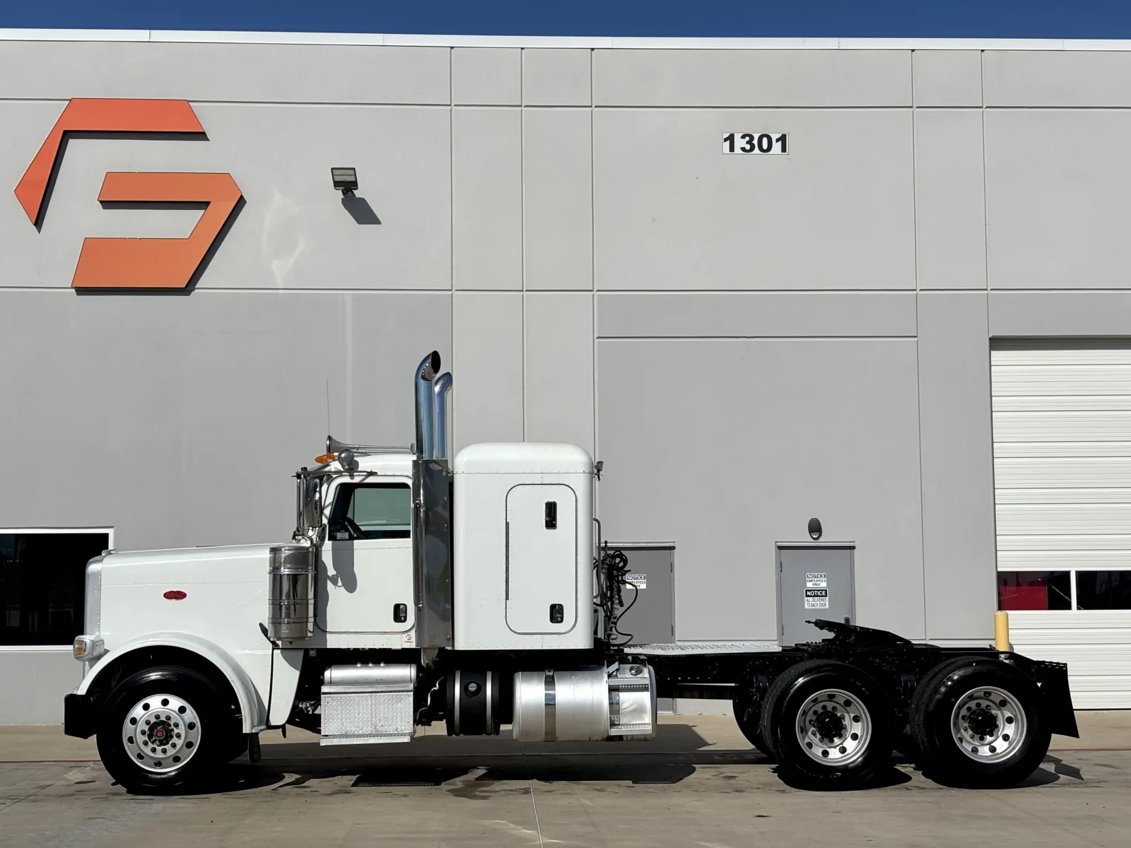2015 Peterbilt 389 - image 4