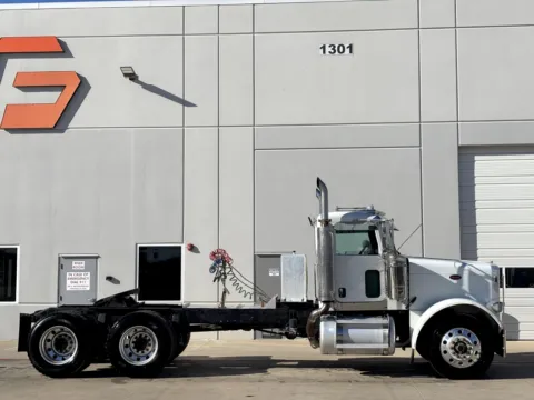 Another view of 2007 PETERBILT 379 for sale in Hutchins, TX at Forge Truck Centers - Texas