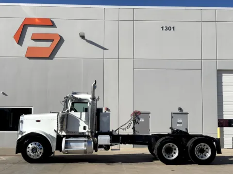 More photos of 2007 PETERBILT 379 at Forge Truck Centers - Texas, TX