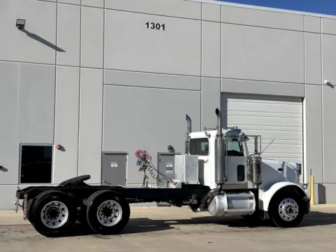 More photos of 2007 PETERBILT 379 at Forge Truck Centers - Texas, TX