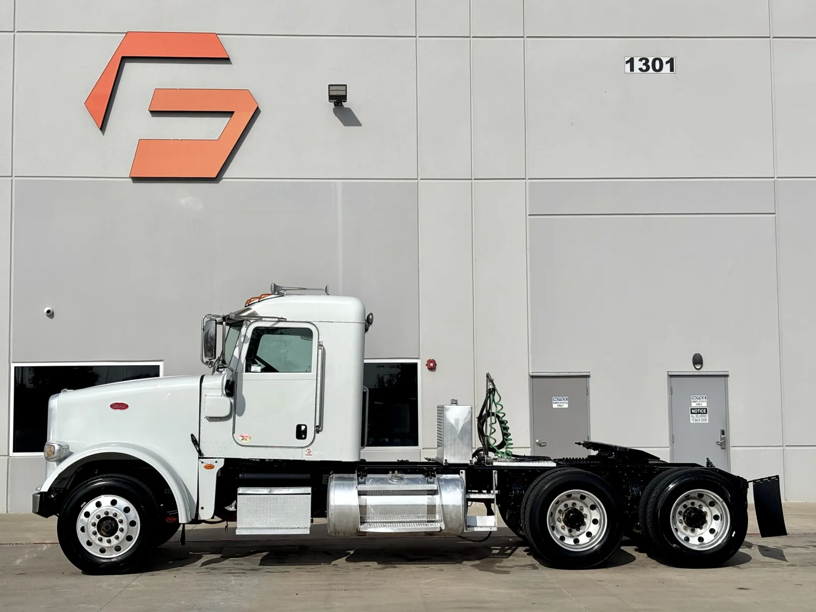 2015 Peterbilt - image 4
