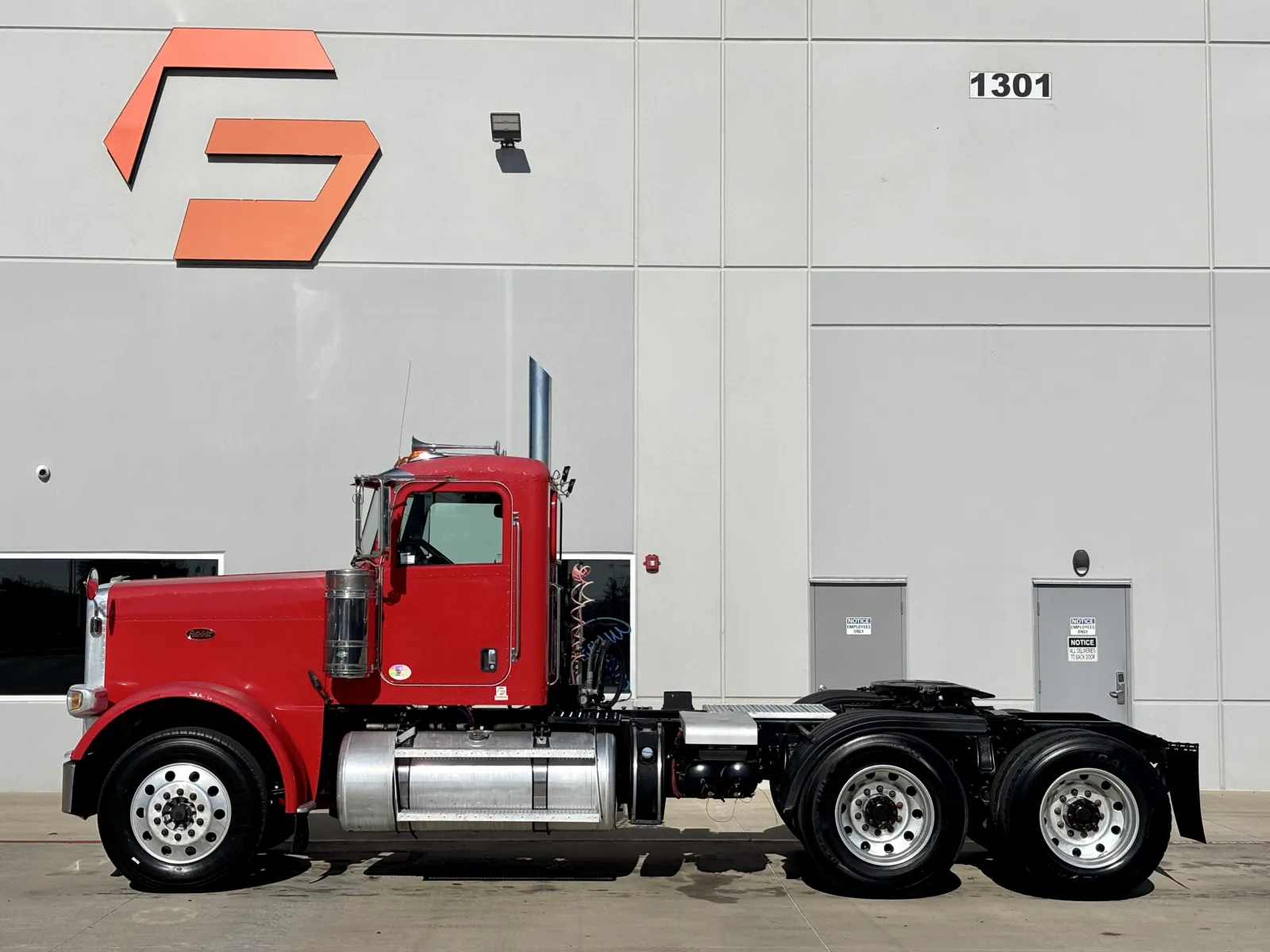 2012 Peterbilt - image 4