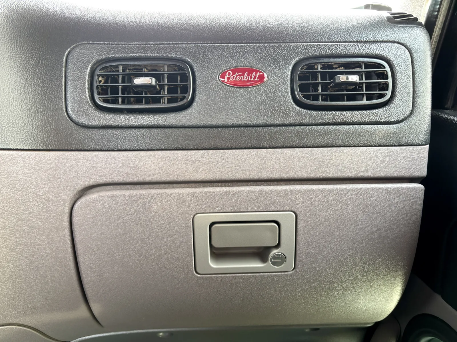 2012 Peterbilt - image 19