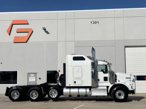 Another view of 2020 KENWORTH T800 for sale in Hutchins, TX at Forge Truck Centers - Texas