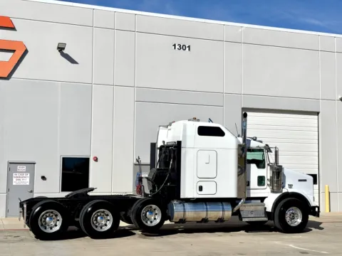 More photos of 2016 KENWORTH T800 at Forge Truck Centers - Texas, TX
