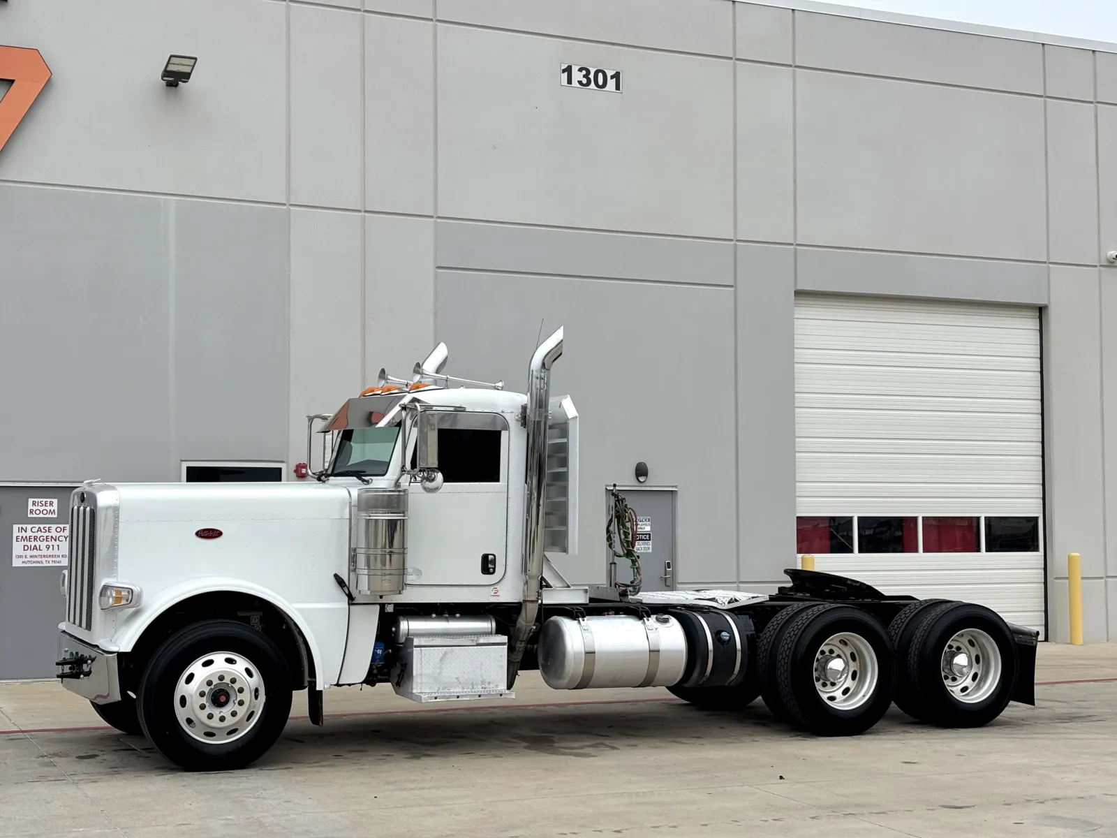 2021 Peterbilt 389 - image 2