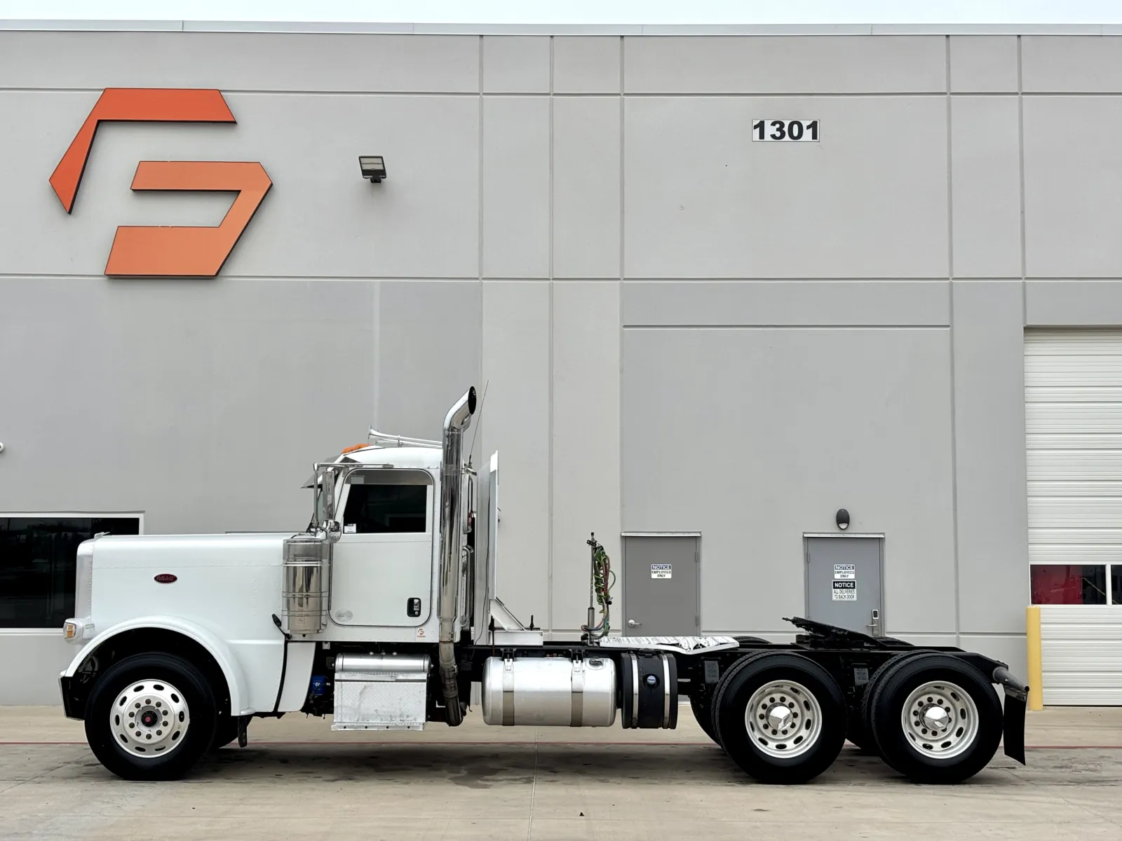 2021 Peterbilt 389 - image 4