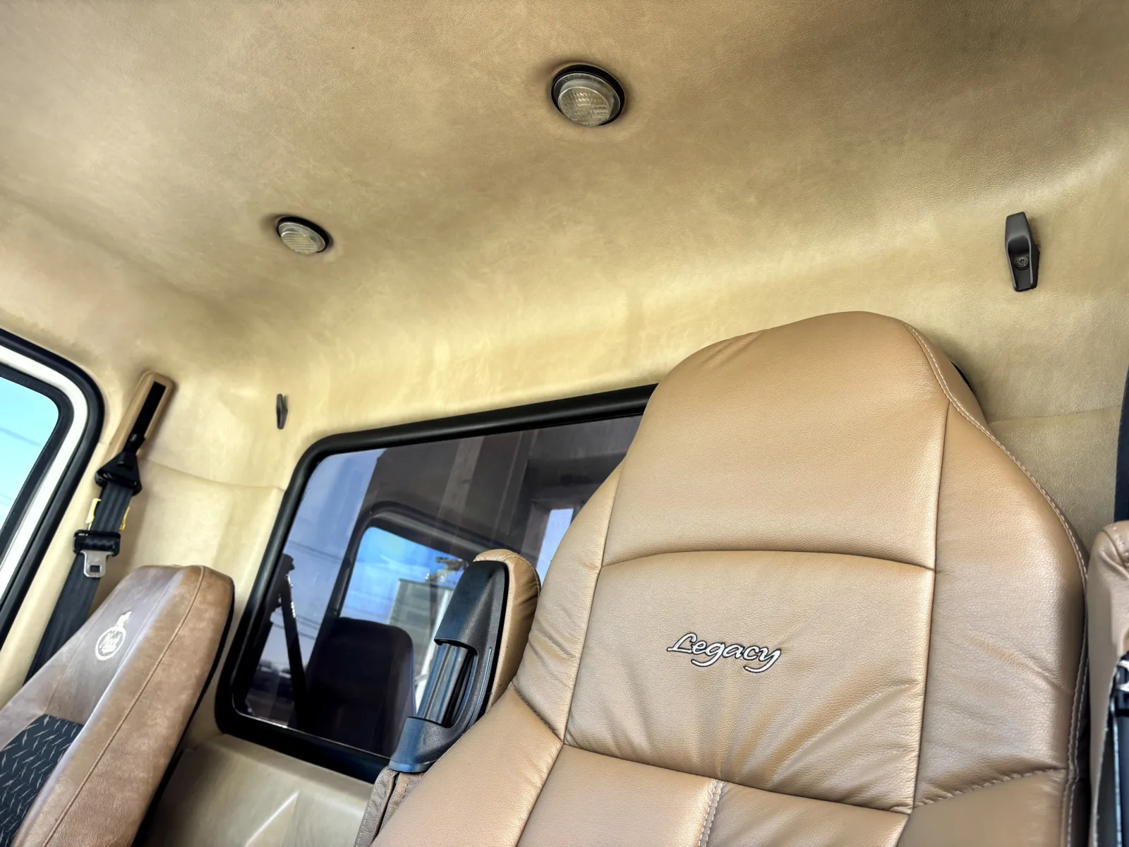 2010 Mack - image 20