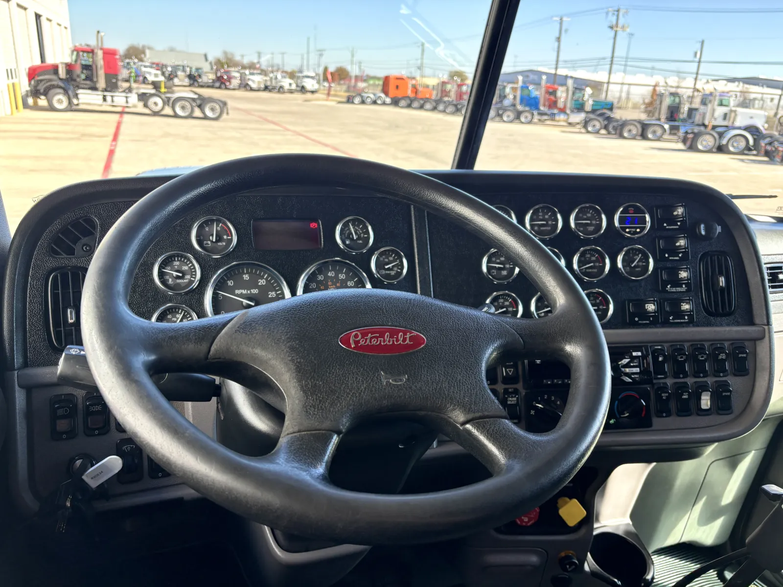 2018 Peterbilt 389 - image 16