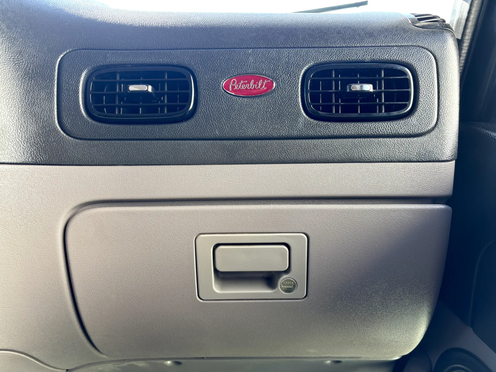 2018 Peterbilt 389 - image 19