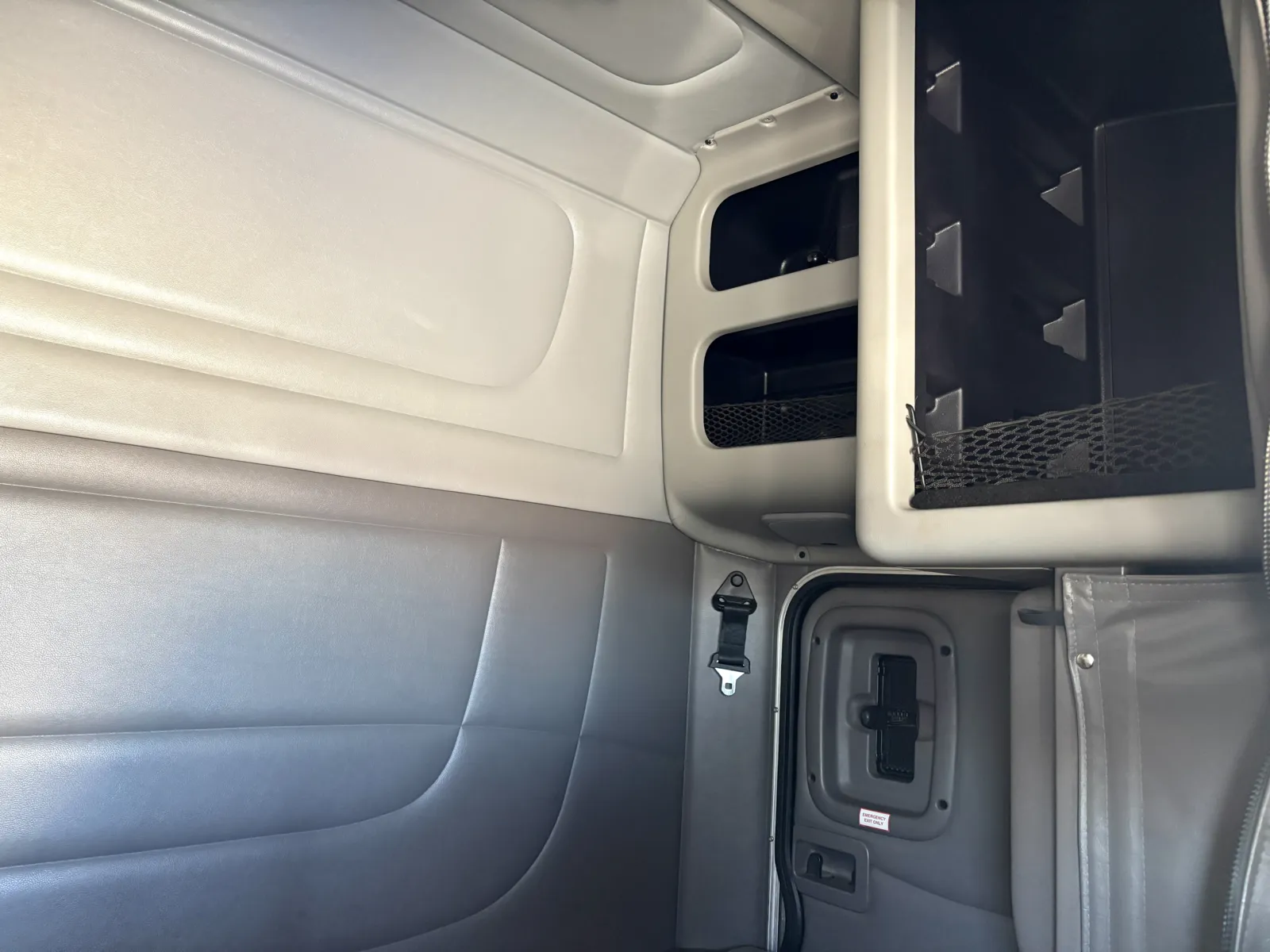 2018 Peterbilt 389 - image 24