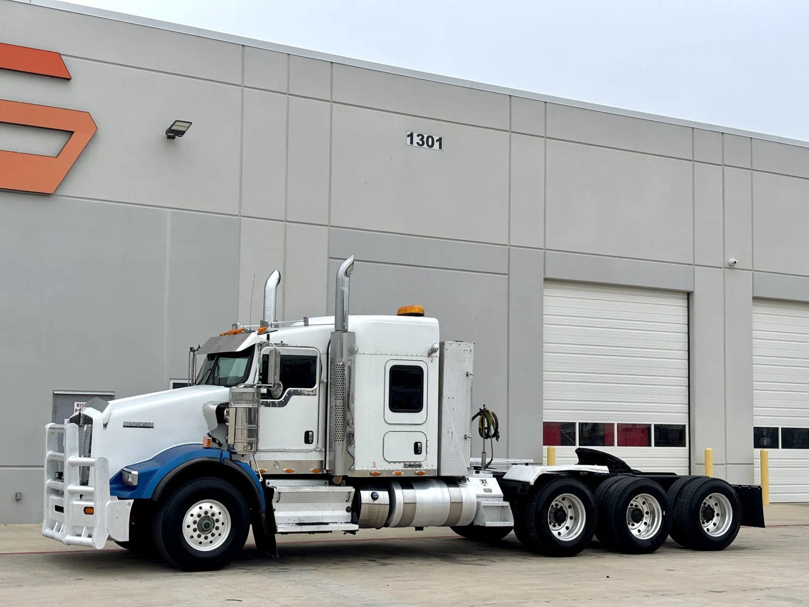 2014 Kenworth T800 - image 2