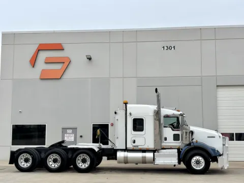 Another view of 2014 KENWORTH T800 for sale in Hutchins, TX at Forge Truck Centers - Texas