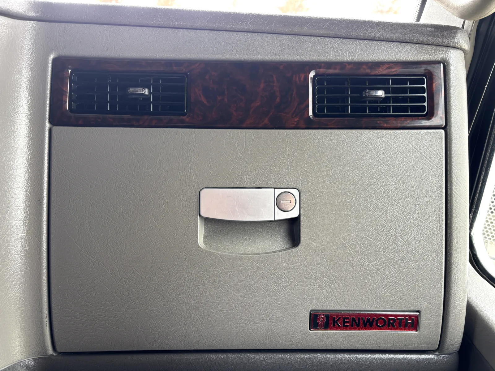 2014 Kenworth T800 - image 17