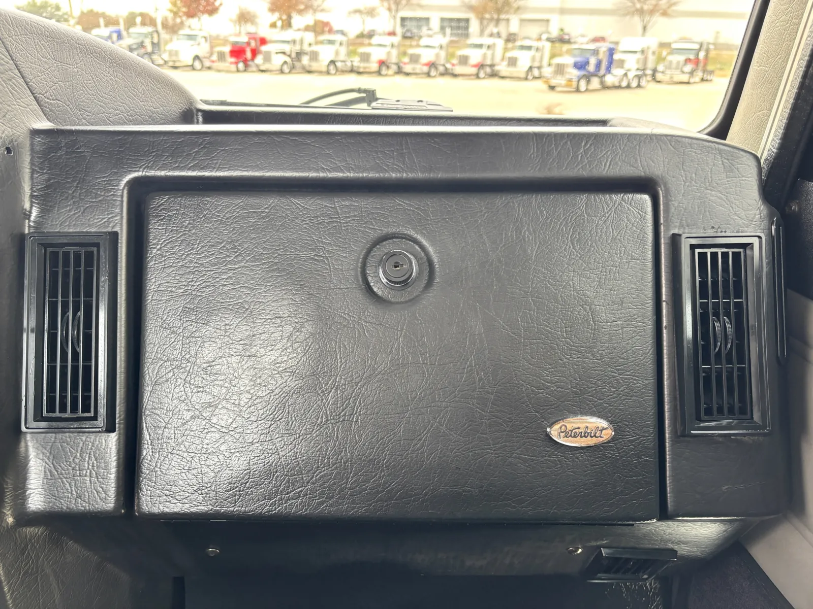 2000 Peterbilt - image 19