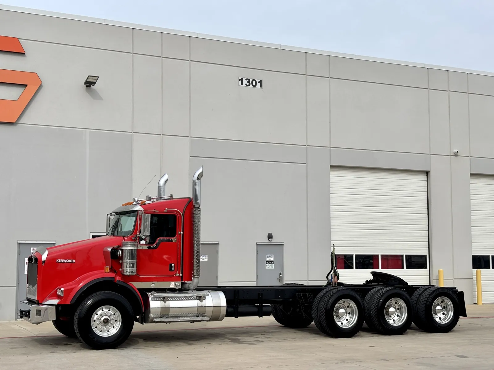 2020 Kenworth T800 - image 2