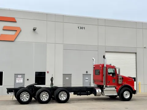 More photos of 2020 KENWORTH T800 at Forge Truck Centers - Texas, TX