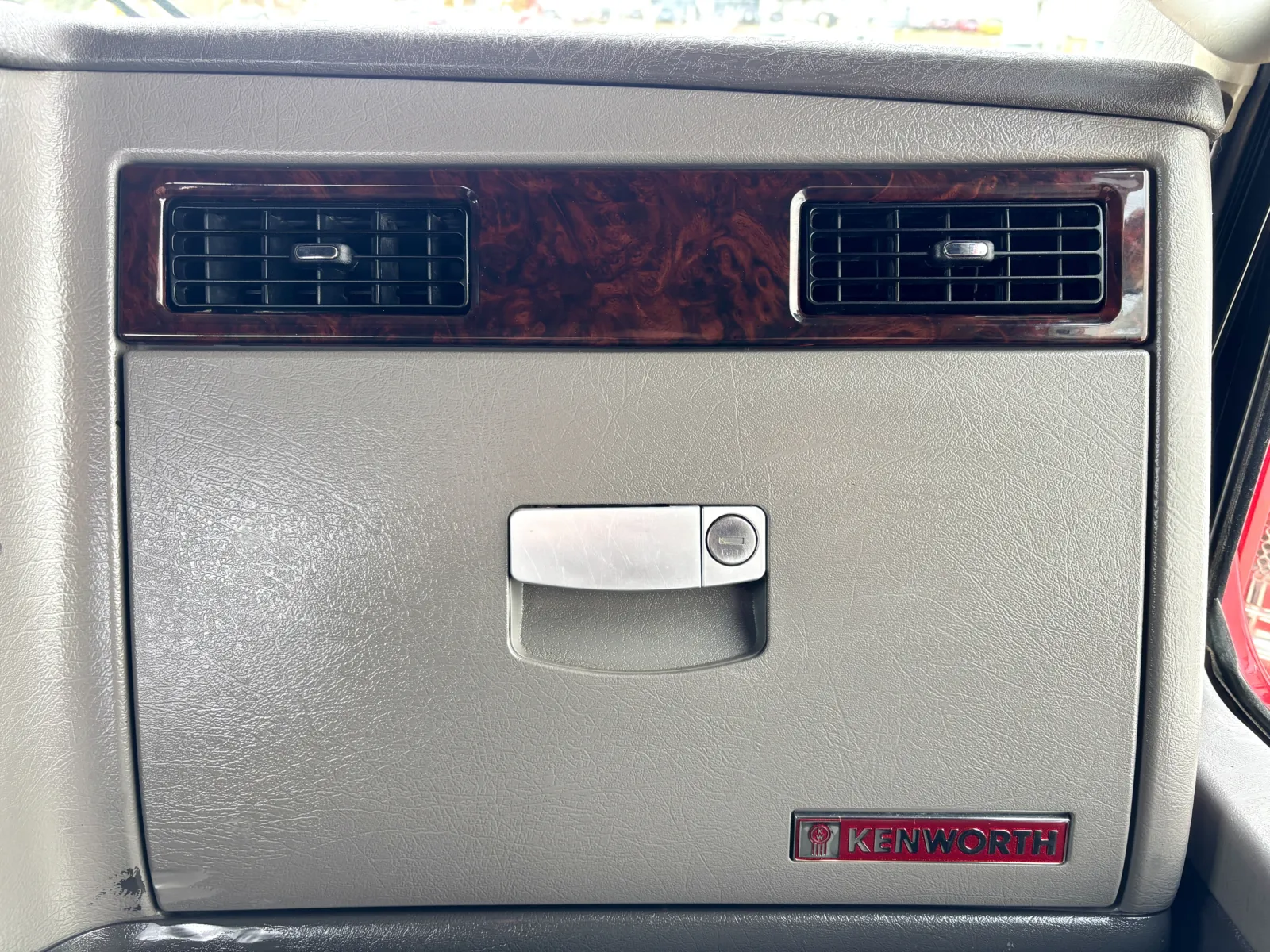 2020 Kenworth T800 - image 19