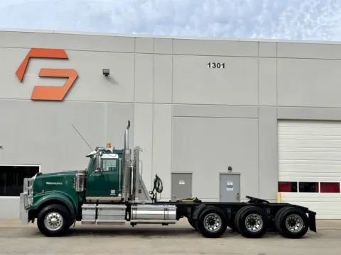 More photos of 2022 WESTERN STAR 4900 at Forge Truck Centers - Texas, TX
