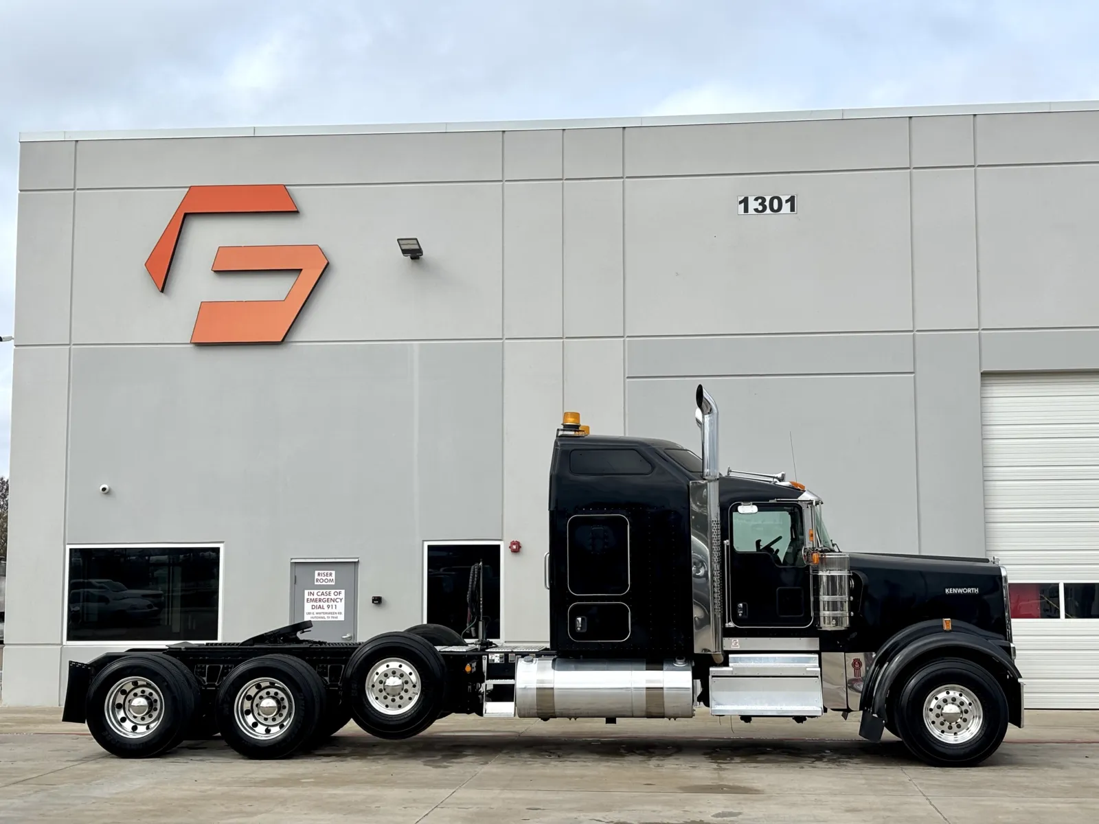 2022 Kenworth W900 - image 3