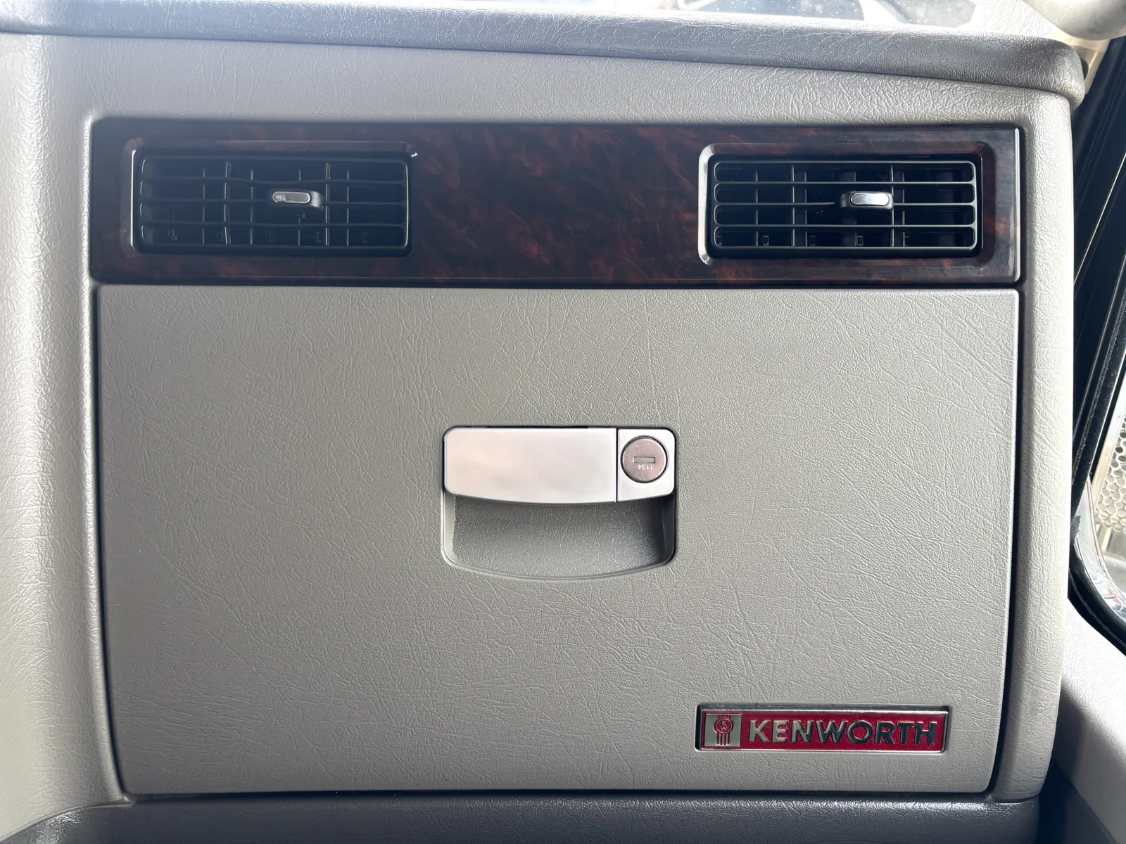 2022 Kenworth W900 - image 19