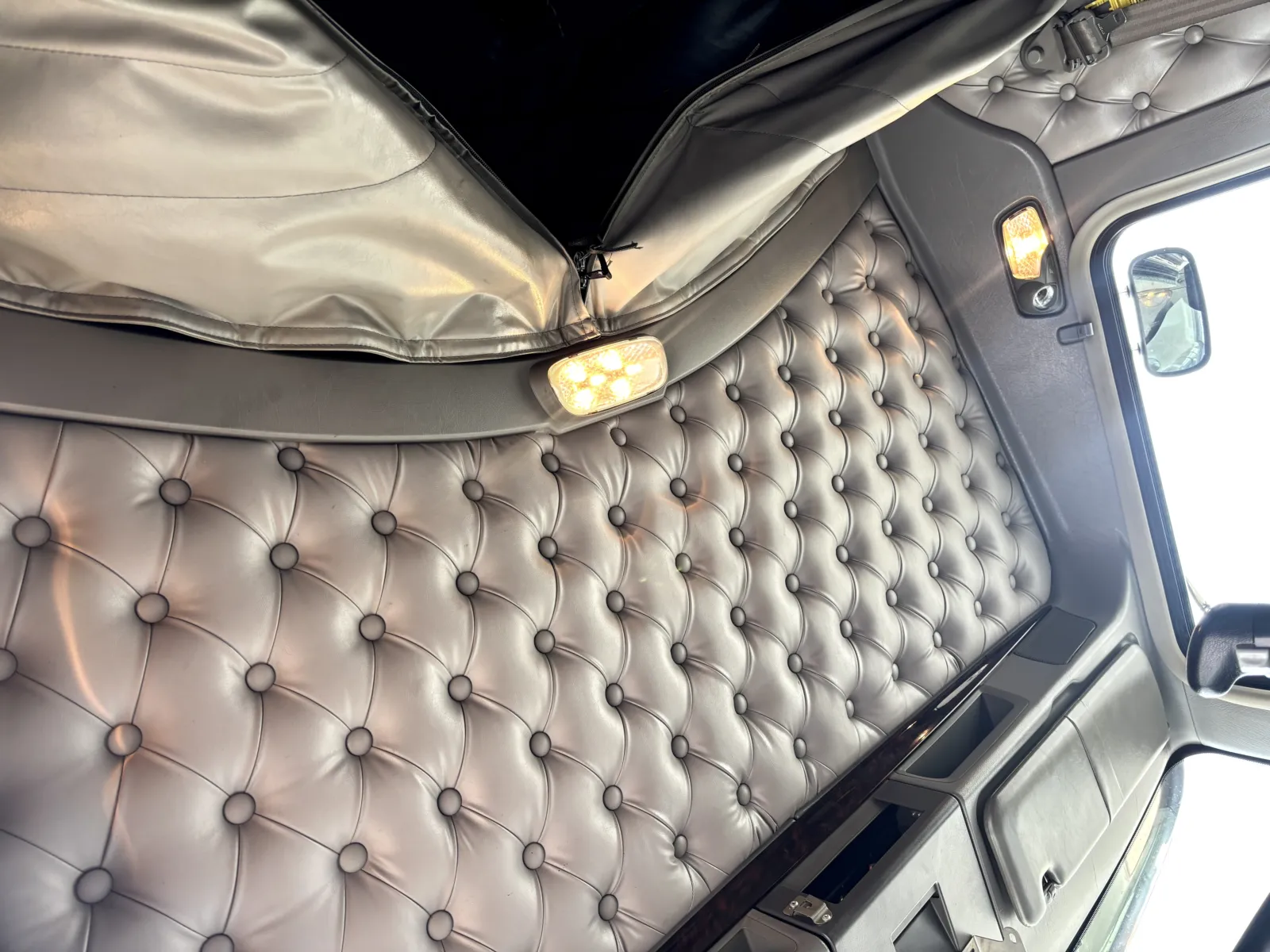 2022 Kenworth W900 - image 21