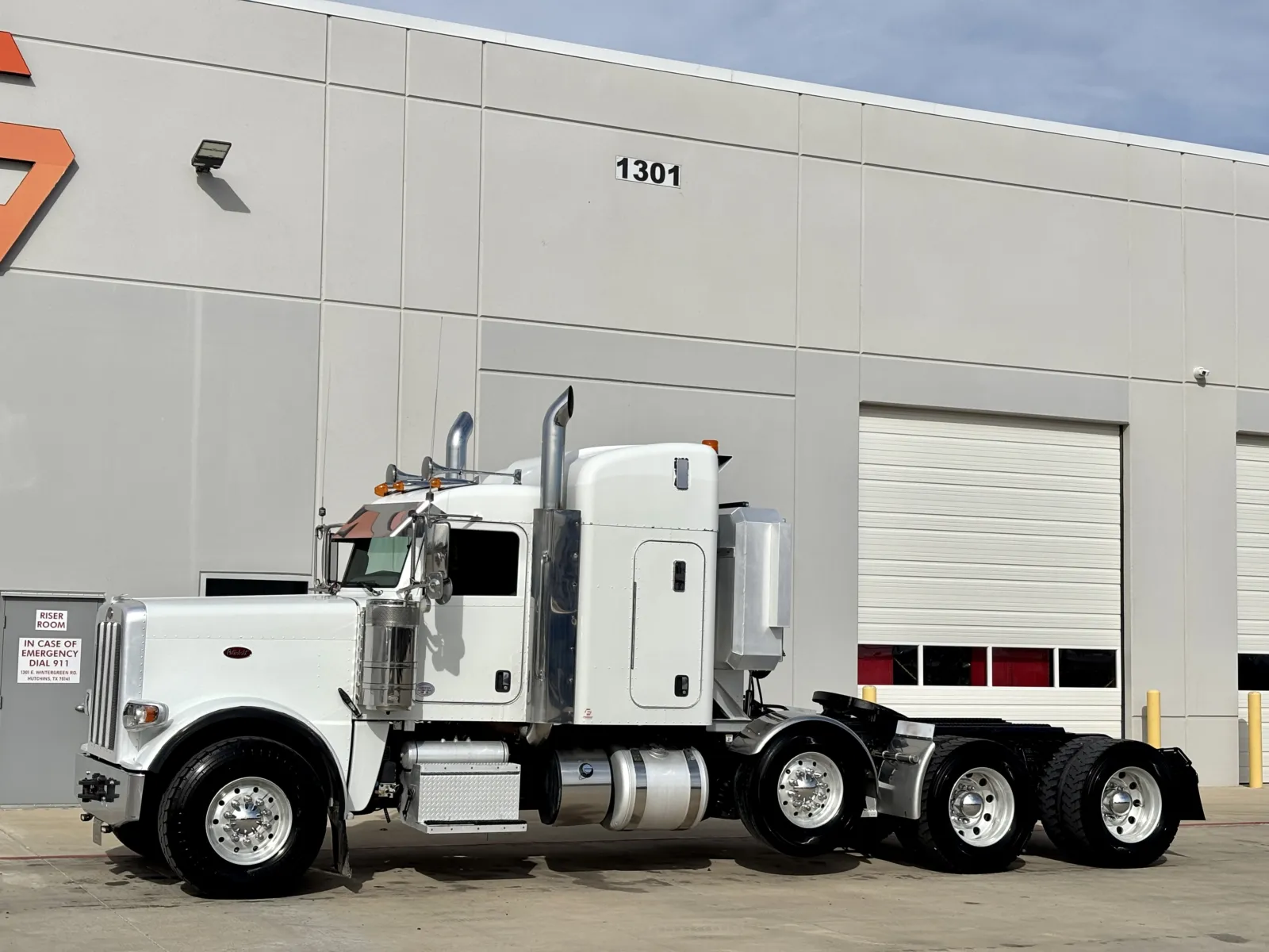 2017 Peterbilt 389 - image 2