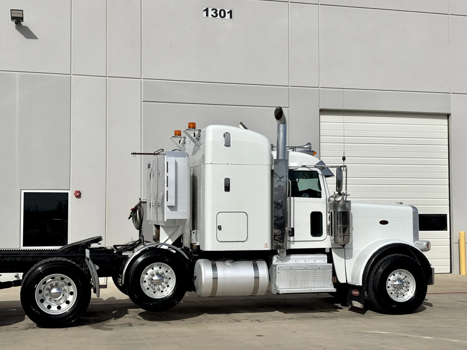 2017 Peterbilt 389 - image 7