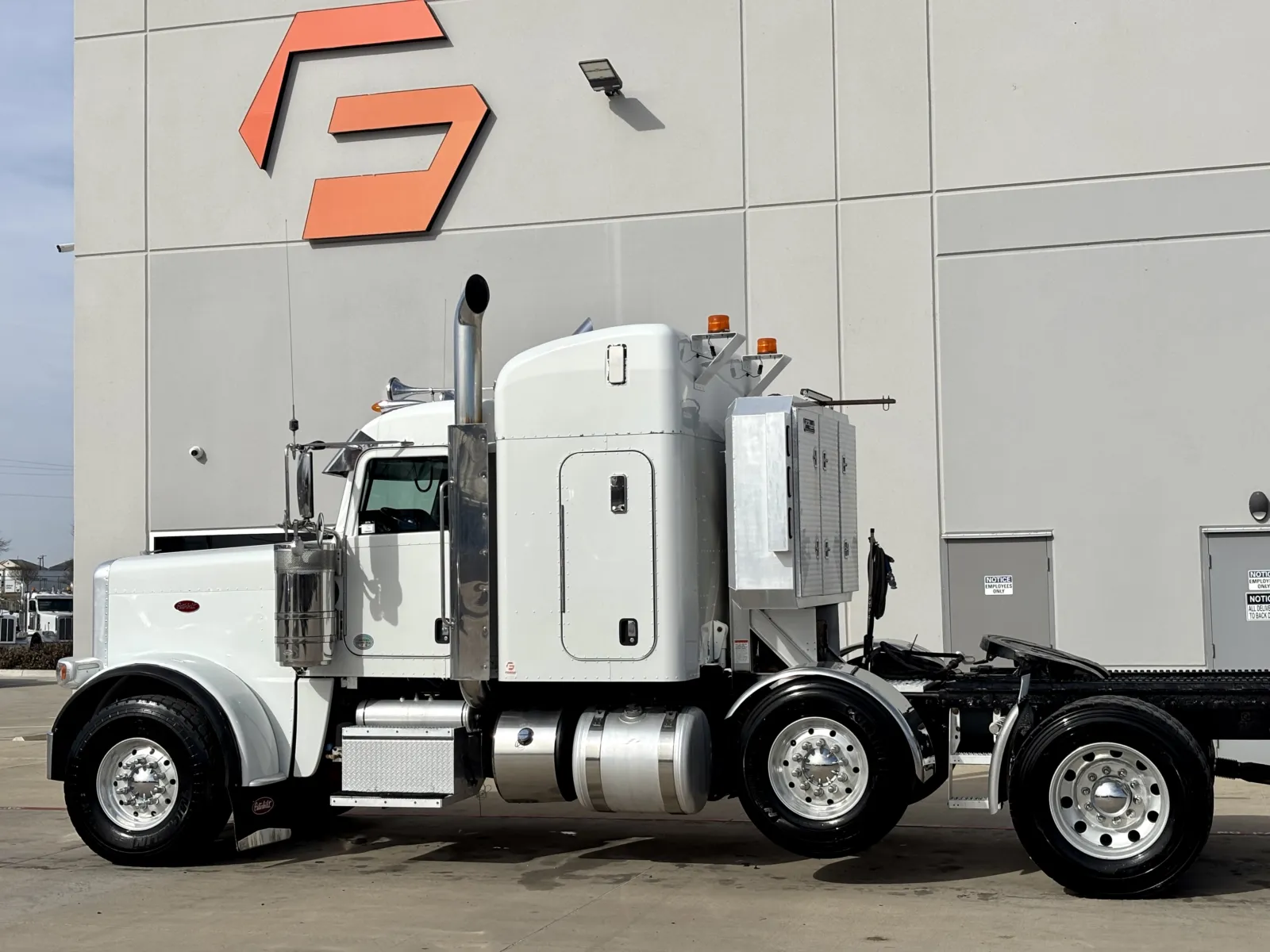 2017 Peterbilt 389 - image 8