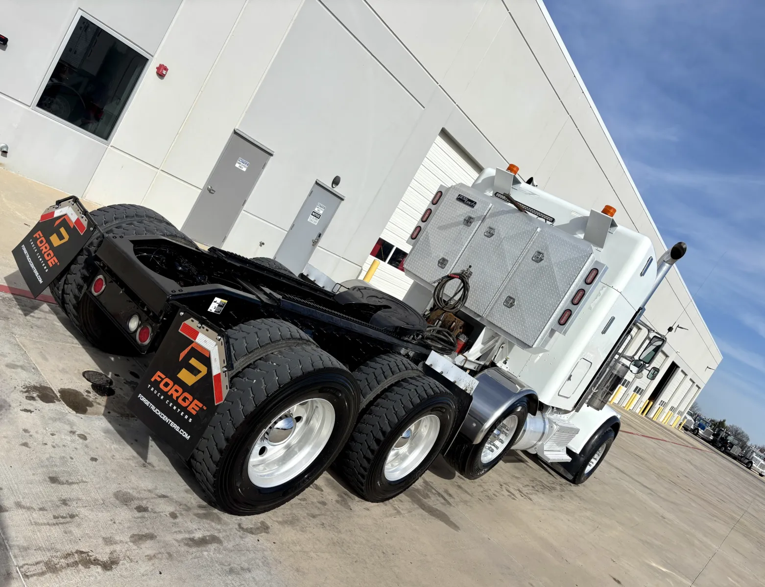 2017 Peterbilt 389 - image 11