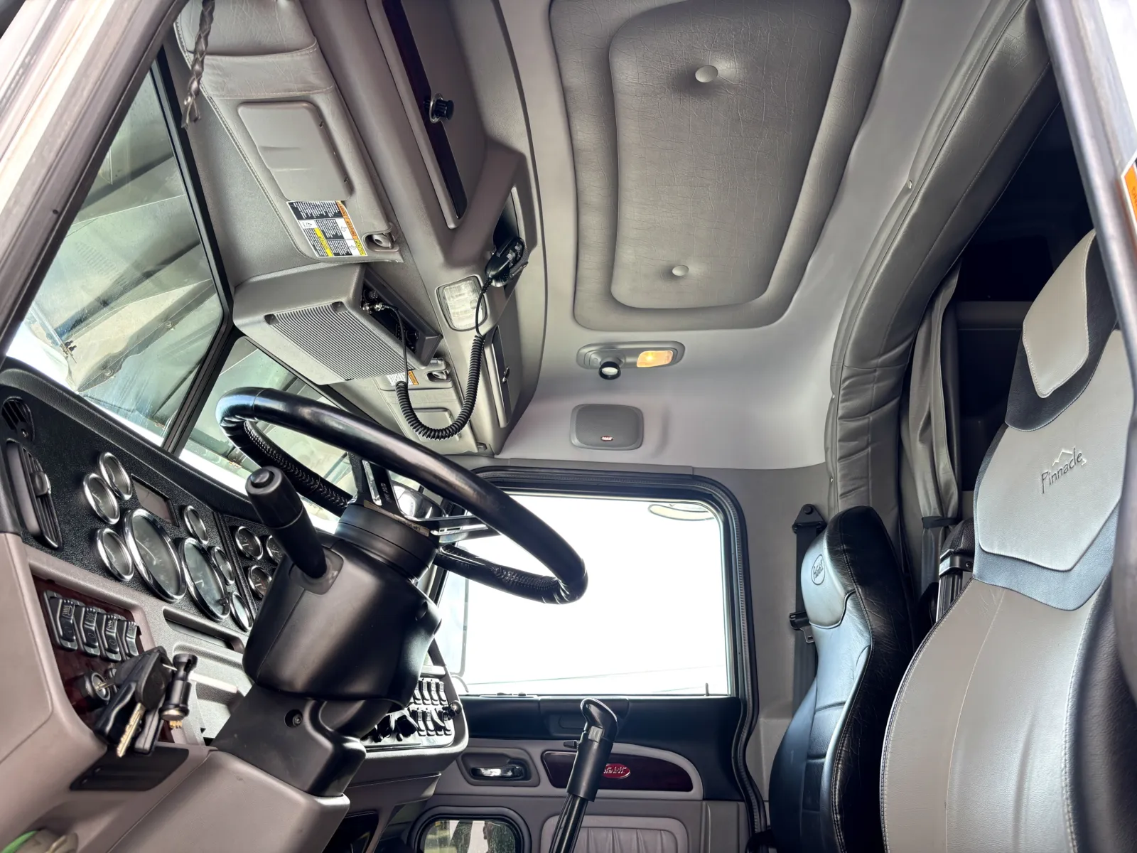 2017 Peterbilt 389 - image 14