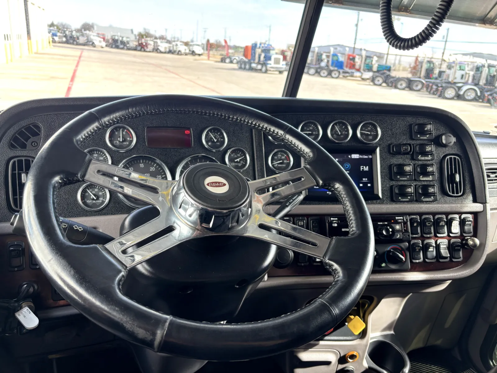 2017 Peterbilt 389 - image 16