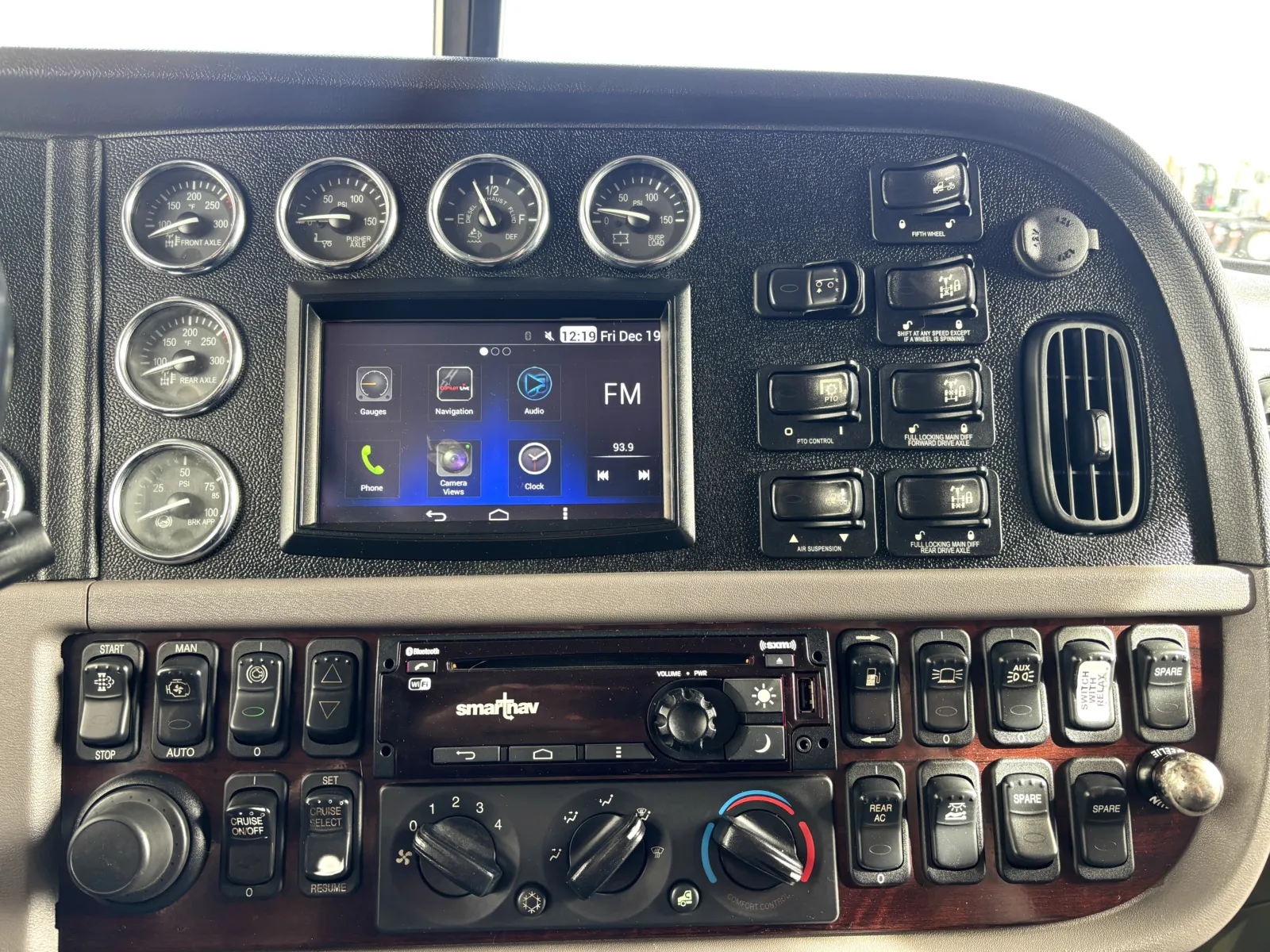 2017 Peterbilt 389 - image 18