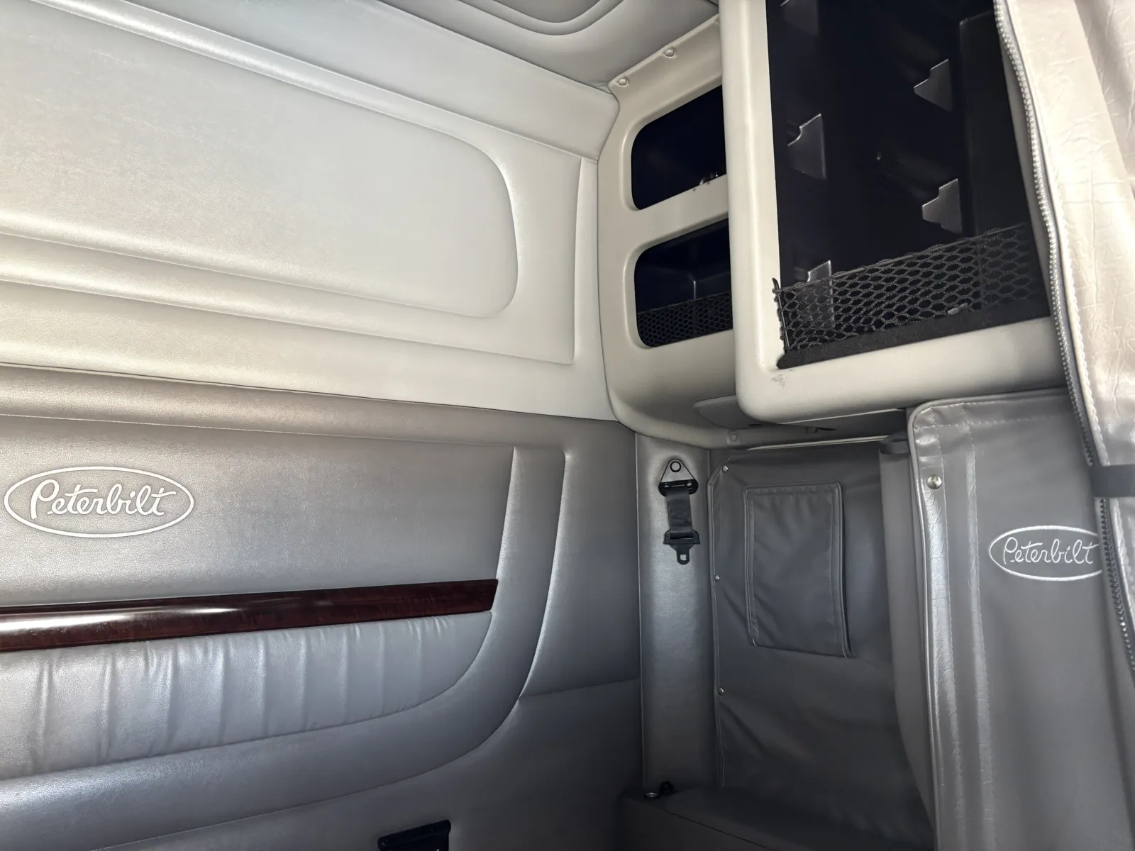 2017 Peterbilt 389 - image 24