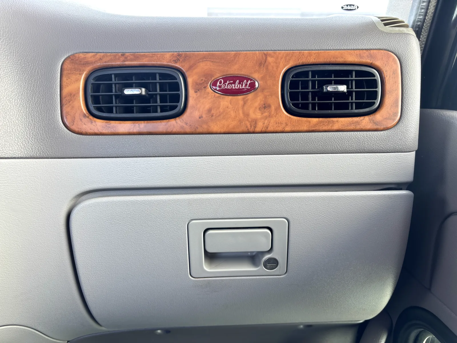 2008 Peterbilt - image 19