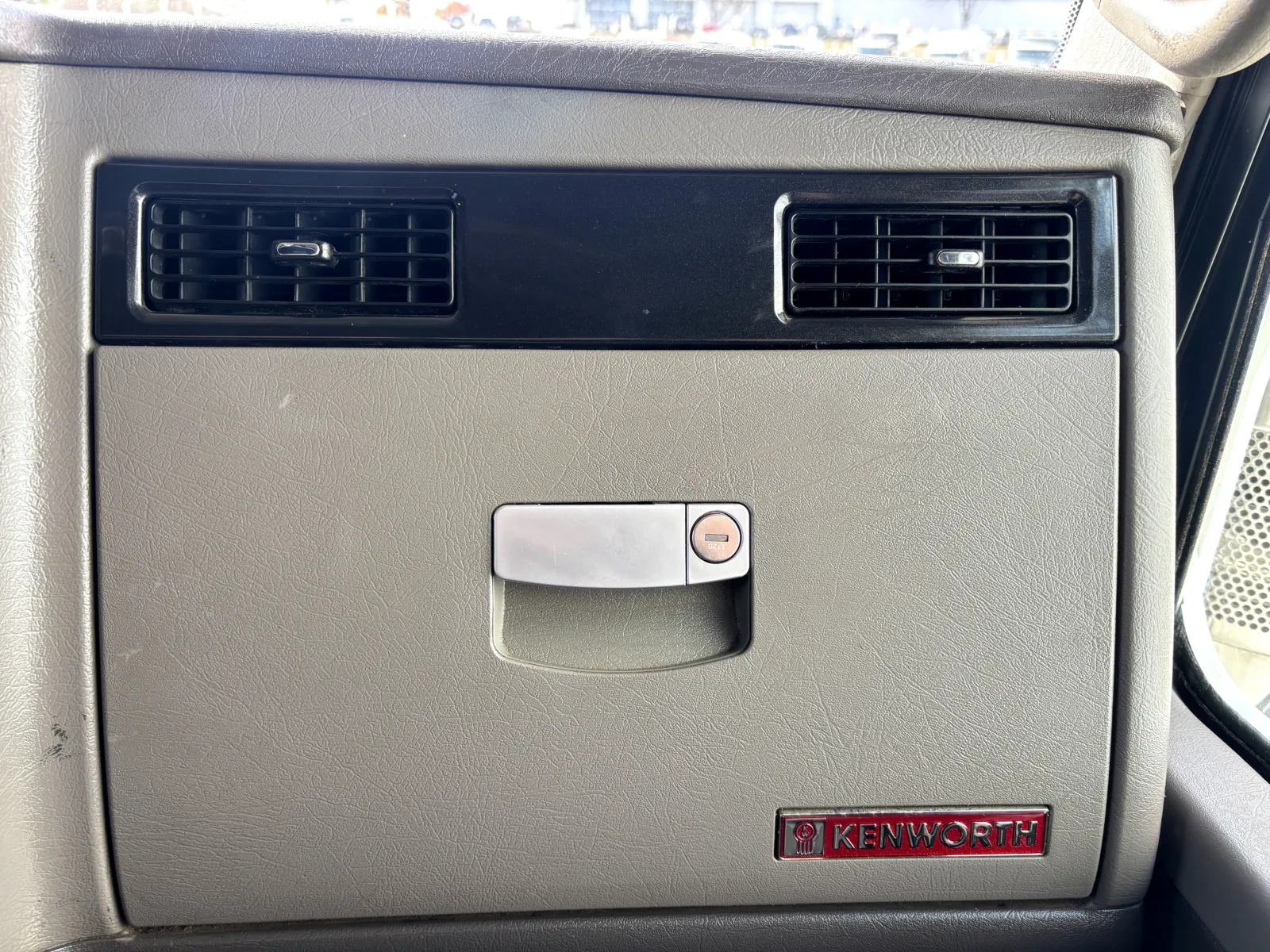 2020 Kenworth T800 - image 19