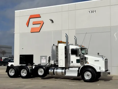 2015 KENWORTH T800 for sale in Hutchins, TX