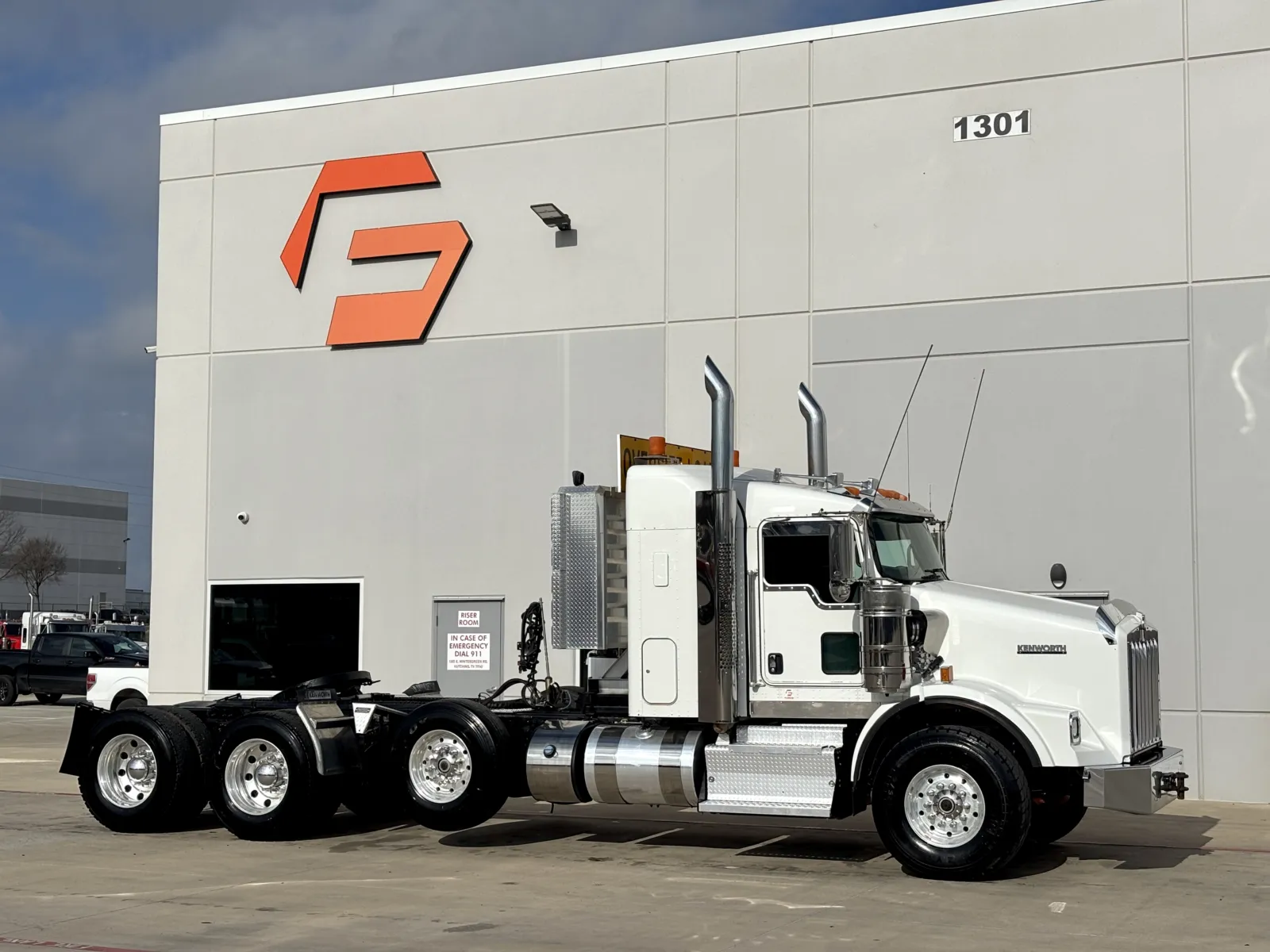 2015 KENWORTH T800 for sale in Hutchins, TX