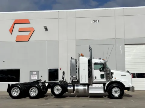 Another view of 2015 KENWORTH T800 for sale in Hutchins, TX at Forge Truck Centers - Texas