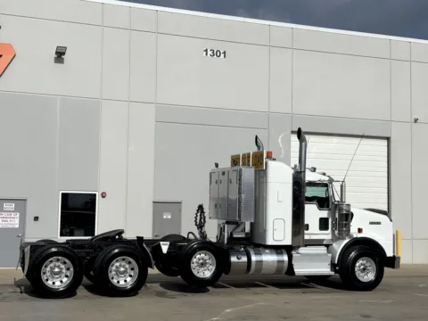 More photos of 2015 KENWORTH T800 at Forge Truck Centers - Texas, TX