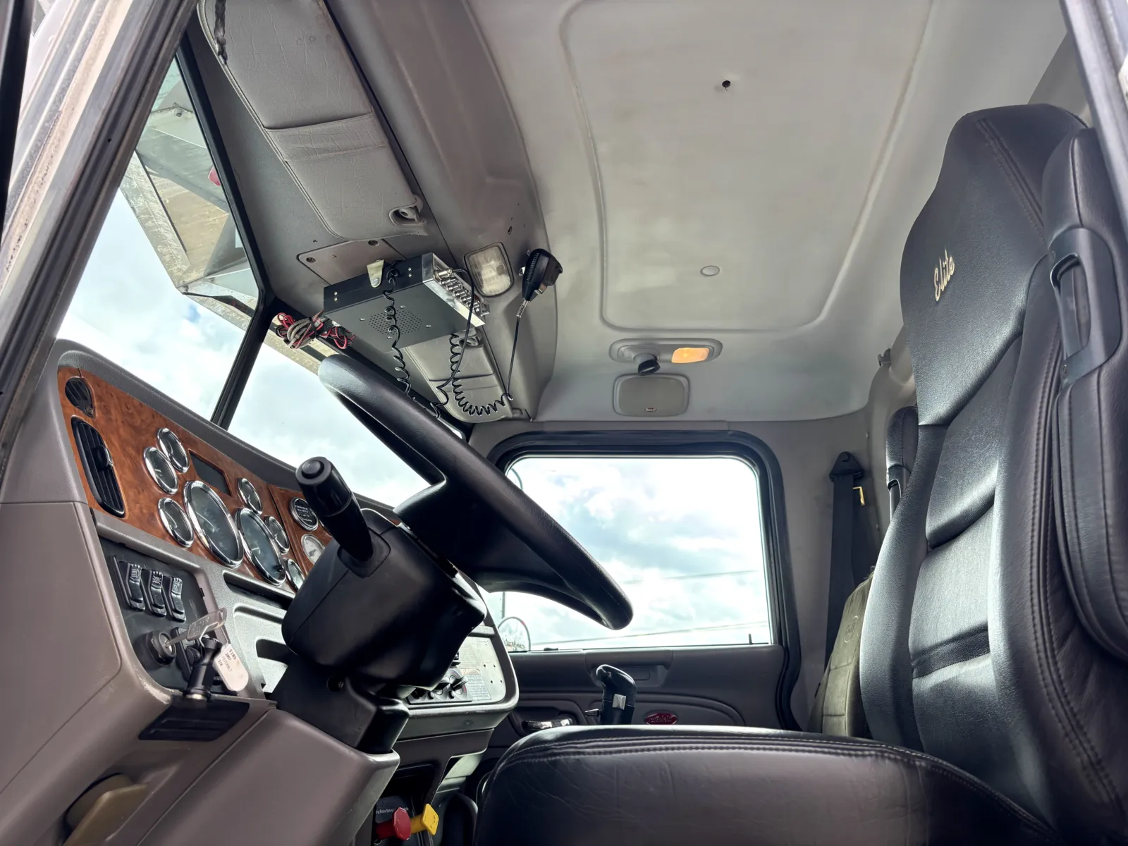 2007 Peterbilt - image 14