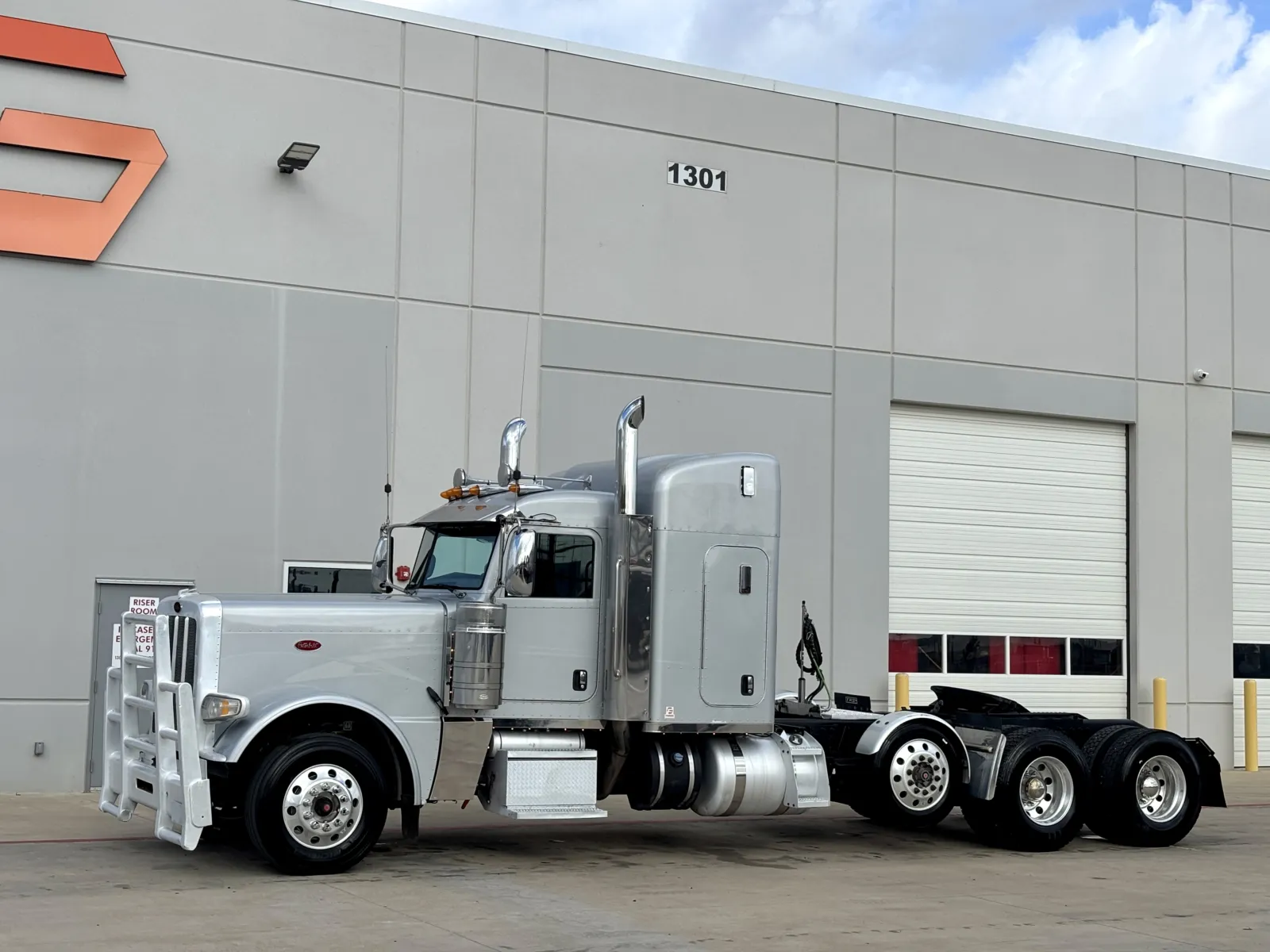 2019 Peterbilt 389 - image 2