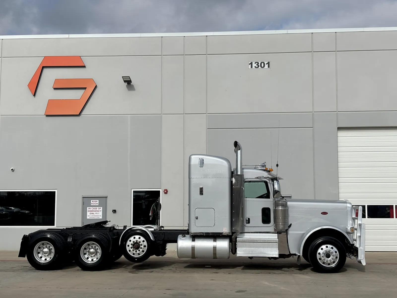 2019 Peterbilt 389 - image 3