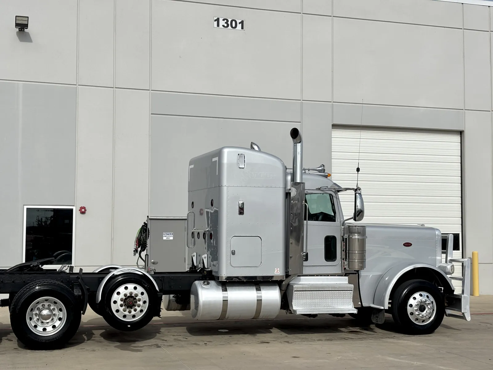 2019 Peterbilt 389 - image 7