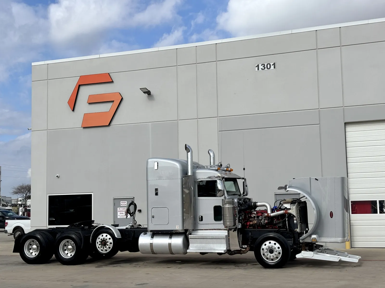 2019 Peterbilt 389 - image 9
