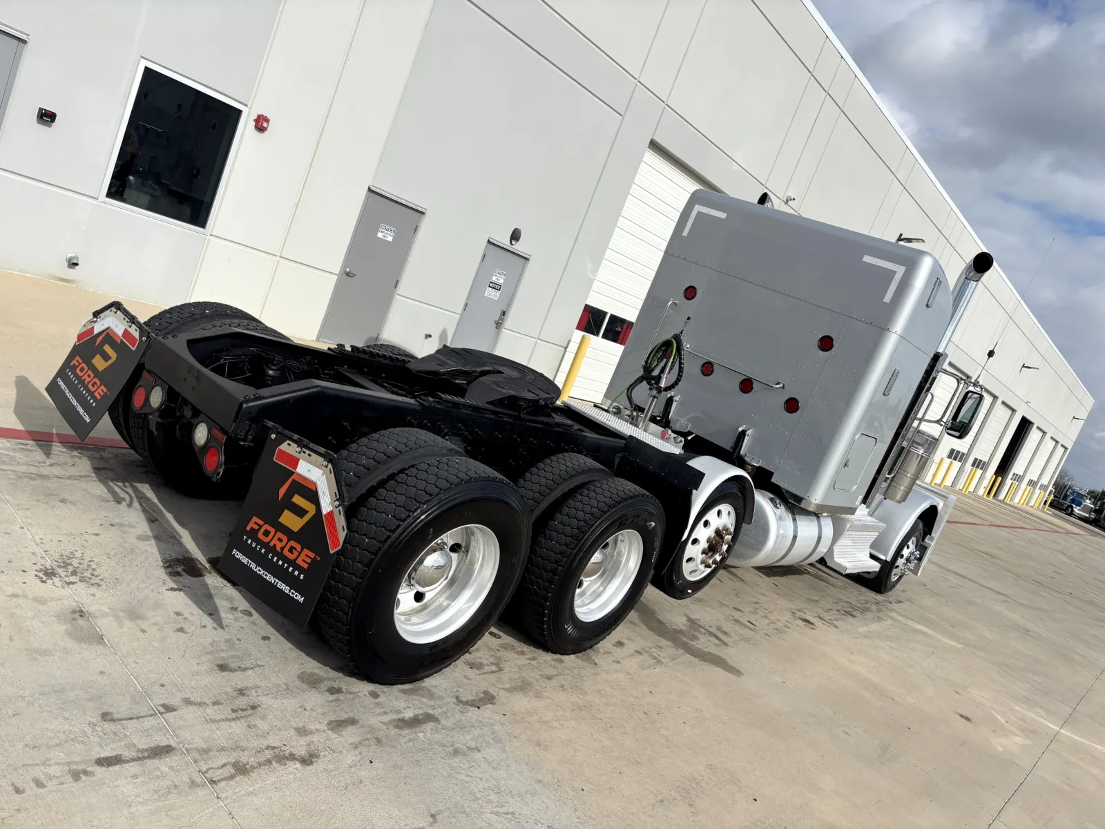 2019 Peterbilt 389 - image 11