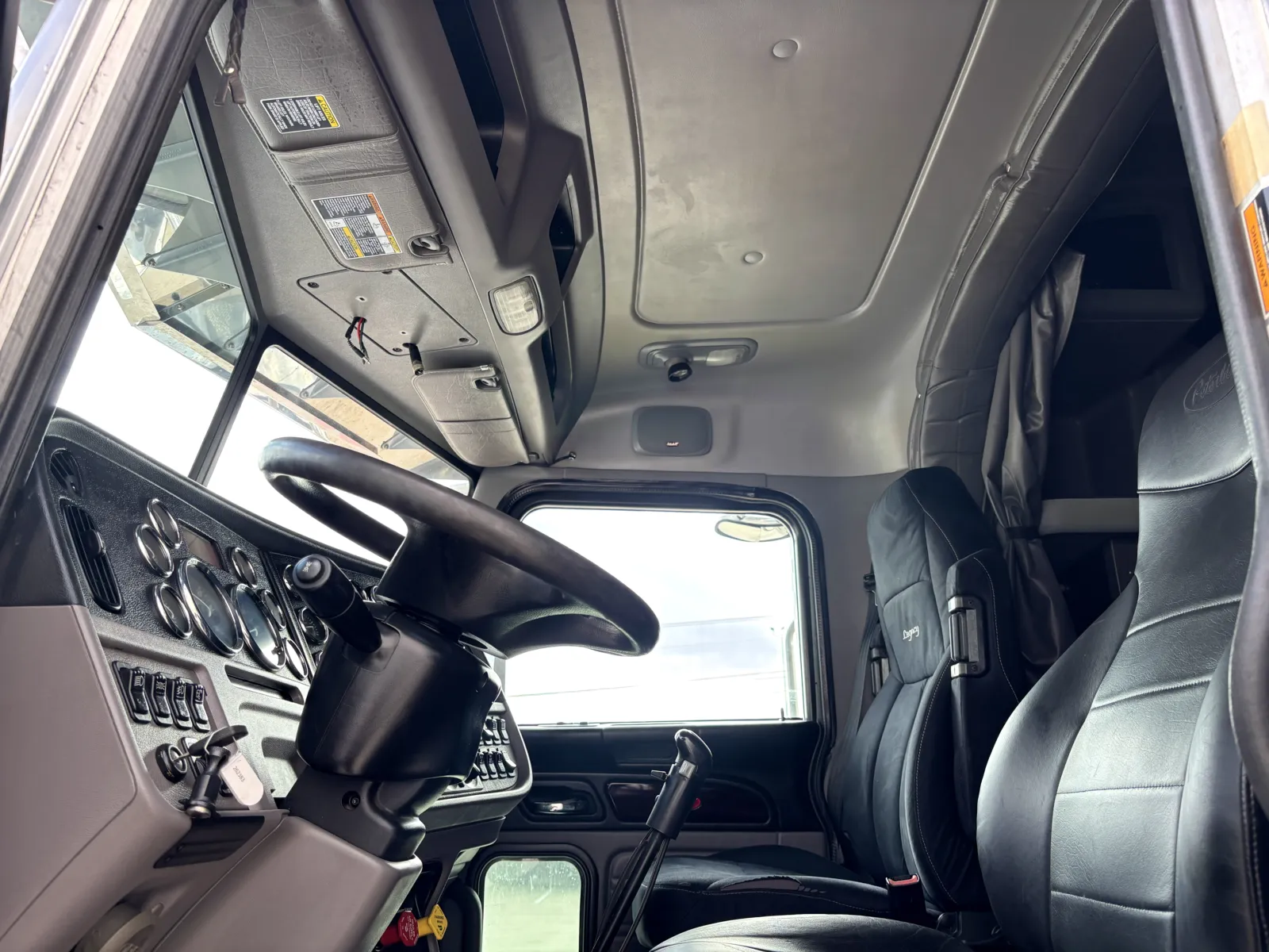 2019 Peterbilt 389 - image 14