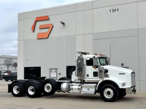 2017 KENWORTH T800 for sale in Hutchins, TX